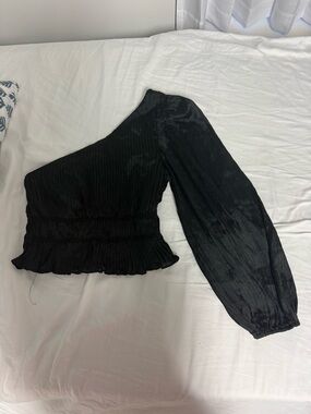 DO+BE Black One-Shoulder Smocked Top